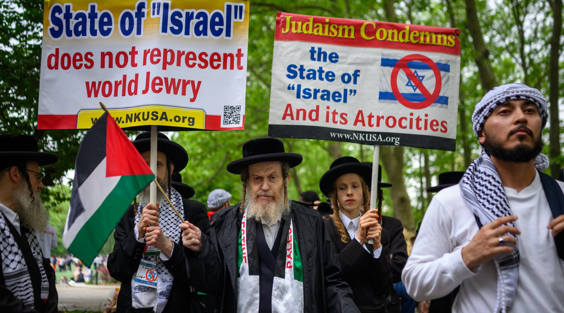 Members of Neturei Karta protest on May 15, 2025, in New York City. (Alexi Rosenfeld/Getty Images)