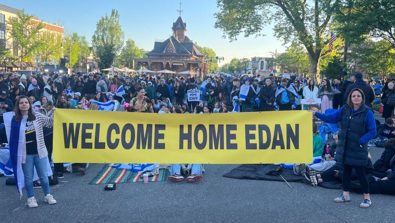A crowd stands vigil awaiting the release of Edan Alexander, a local son and Hamas captive, in Tenafly, New Jersey, May 12, 2025. (Photo by Danielle Elkins)