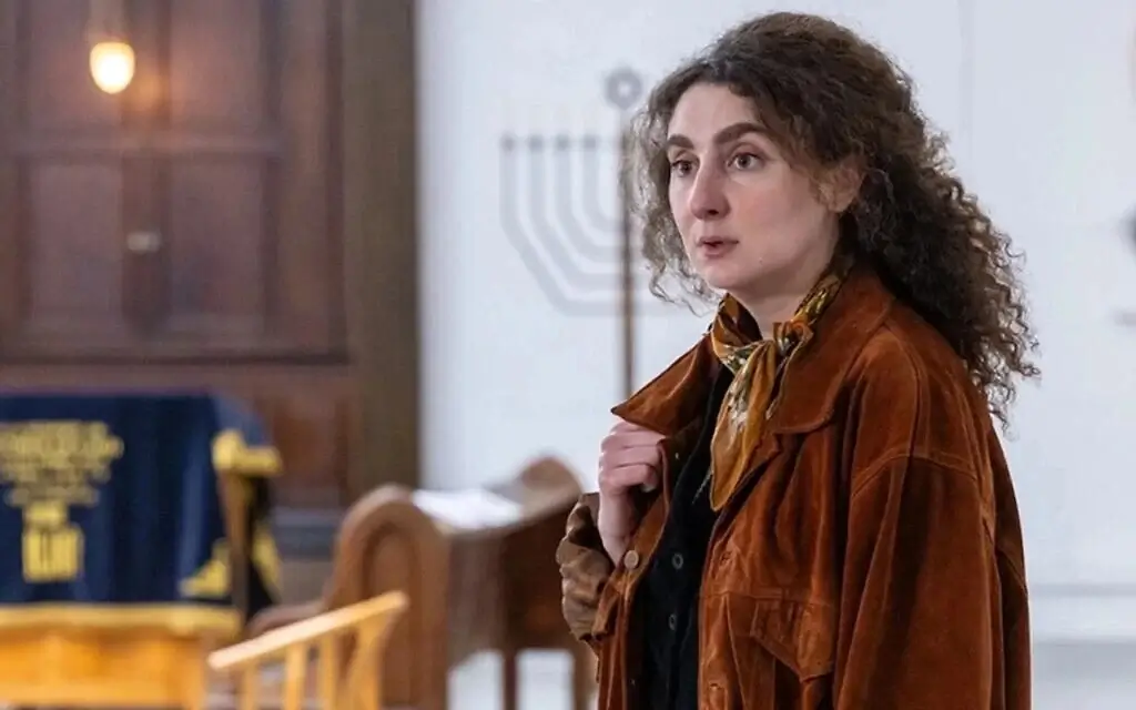 Elsa Guedj as Léa Schmoll, a rabbi in France.