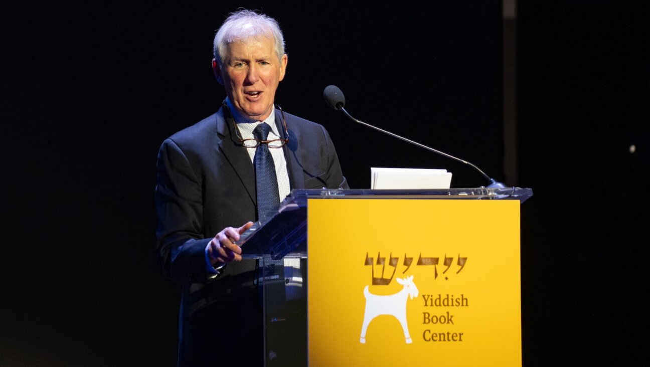 Aaron Lansky speaks at a Yiddish Book Center gala, May 4, 2025. (Susan Magnano/Magnanimous Pictures)