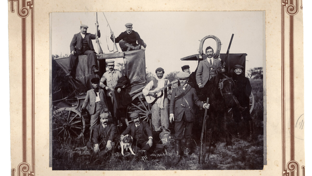 A photo taken July 28, 1906, shows Jewish agricultural settlers mingling with gauchos and soldiers.