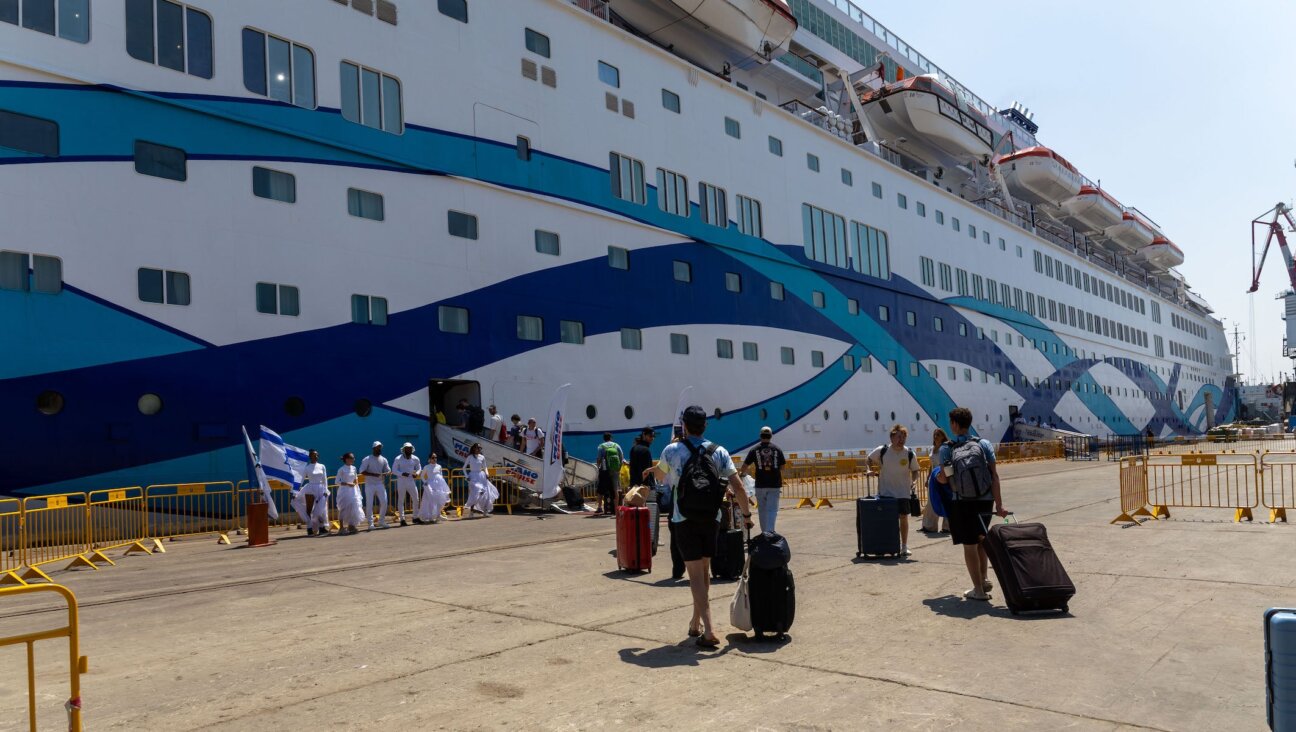 Approximately 1500 Birthright Israel participants board a cruise ship in Ashdod, Israel headed for Larnaca, Cyrpus. (Erez Uzir/Birthright Israel)
