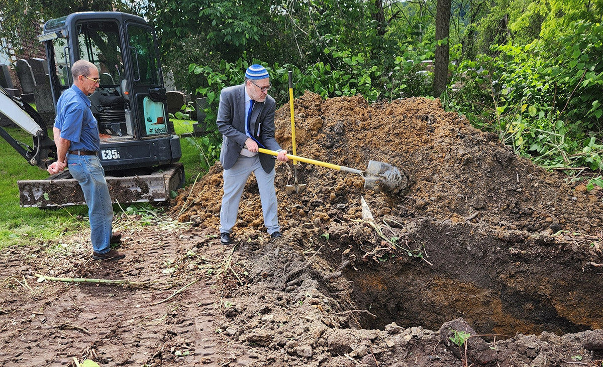 When Temple B'nai Israel in White Oak, Pennsylvania closed down in 2025, Rabbi Howie Stein buried the remaining yahrzeit plaques and other Jewish objects at the synagogue's cemetery.