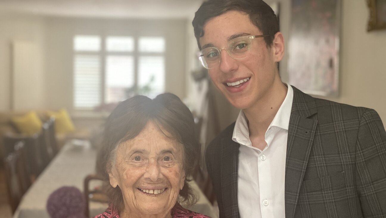 דבֿ פֿאָרמאַן מיט זײַן עלטער־באָבען, לילי עבערט, יוני 2021