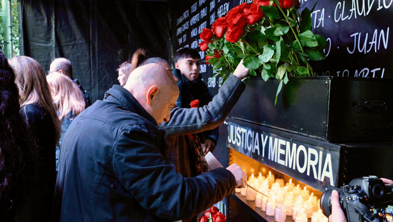 People pay tribute to victims of the 1994 AMIA bombing in Buenos Aires on July 18, 2025. (Courtesy AMIA)