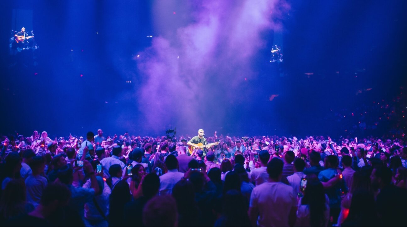 Ishay Ribo in concert. (Courtesy Davidi Crombie)