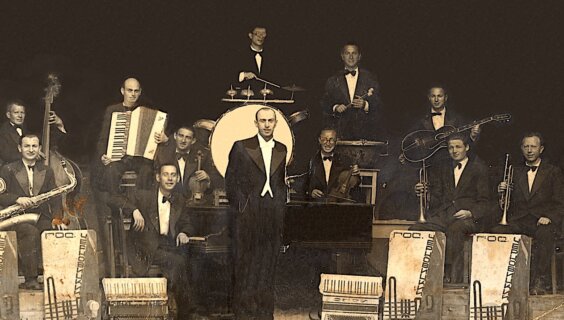 דער טשערנאָװיצער דזשעז־אָרקעסטער אין 1947 אין רומעניע. בילד רעסטאַװריריט פֿון װיקטאָר נאָסעק
