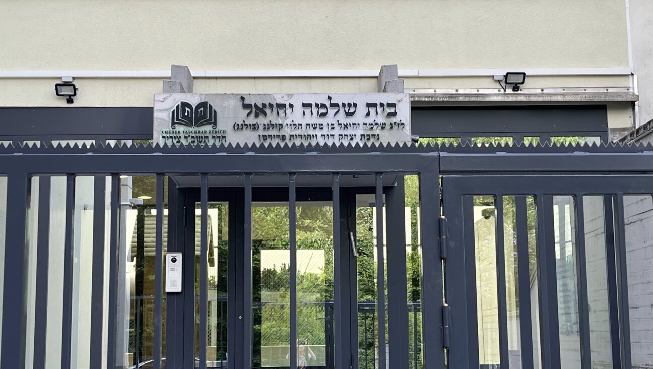 דער חדר „בית שלמה יחיאל“, וווּ די לערערינס רעדן דײַטש מיט די קינדער און די מלמדים — ייִדיש 