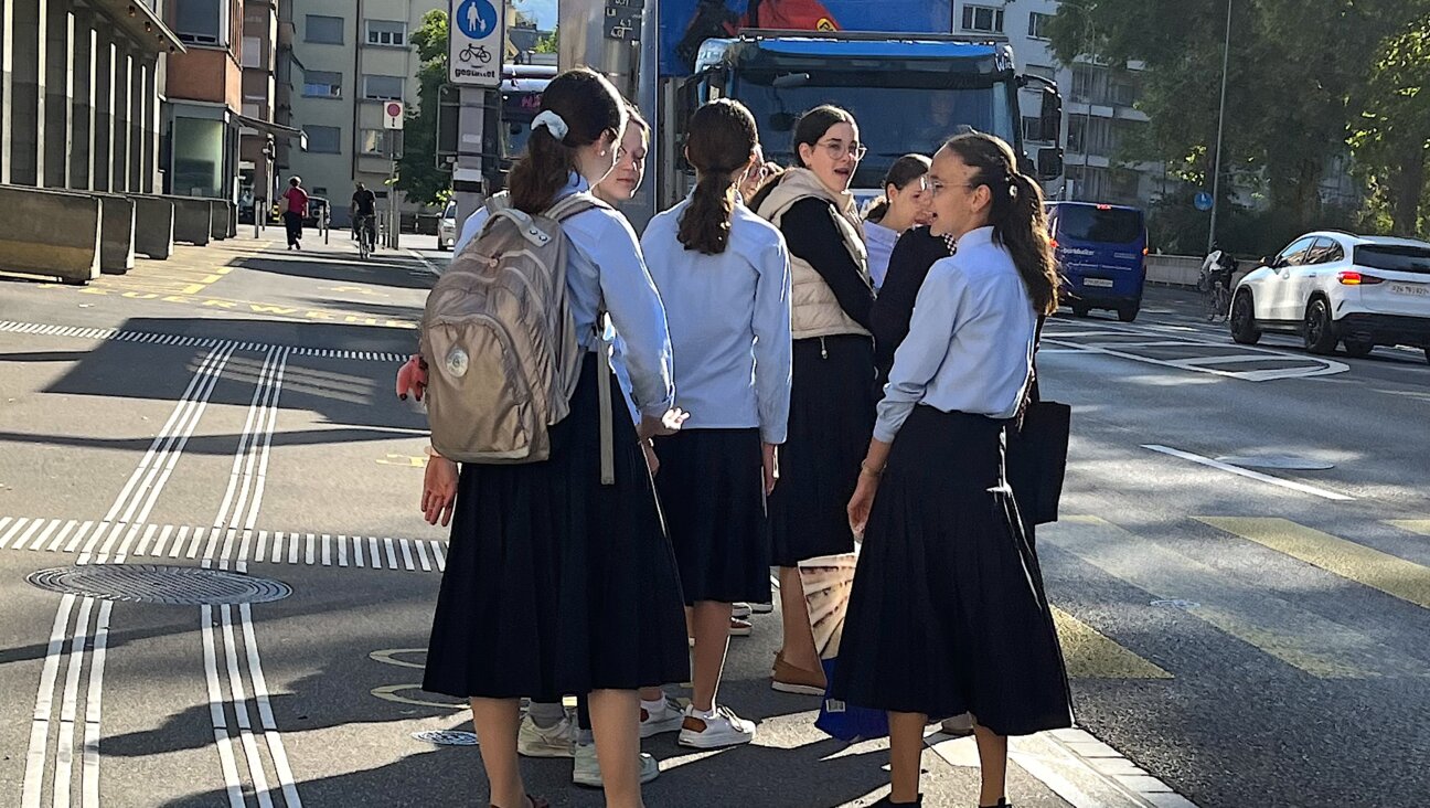 אַ גרופּע ייִדישע מיידלעך אין ציריך, אויפֿן וועג אין שולע