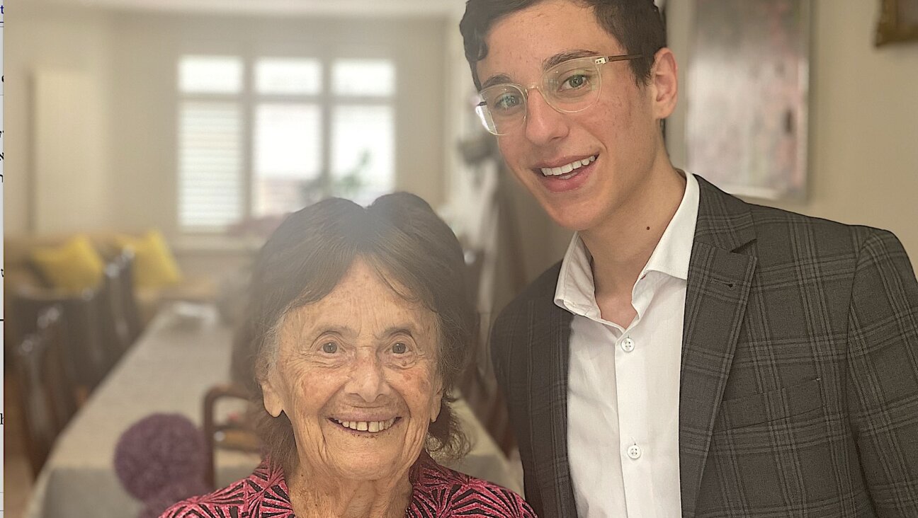 דבֿ פֿאָרמאַן מיט זײַן עלטער־באָבען, לילי עבערט, יוני 2021
