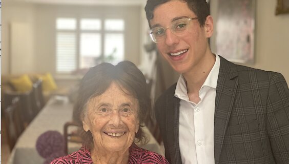 דבֿ פֿאָרמאַן מיט זײַן עלטער־באָבען, לילי עבערט, יוני 2021