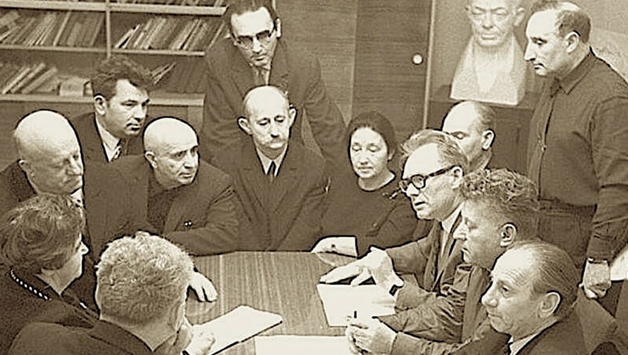 The editor of Sovetish Heymland, Aron Vergelis (on the right, with glasses) and other Soviet Yiddish writers