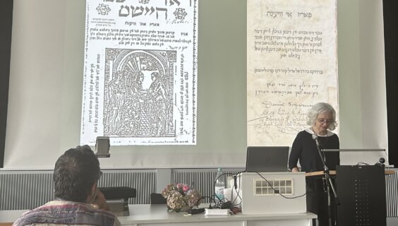 קלאַודיאַ ראָזענצווײַג פּרעזענטירט דעם ערשטן דרוק פֿונעם אַלט־ייִדישן ראָמאַן „פּאַריז און וויענע“ בעת דעם סימפּאָזיום