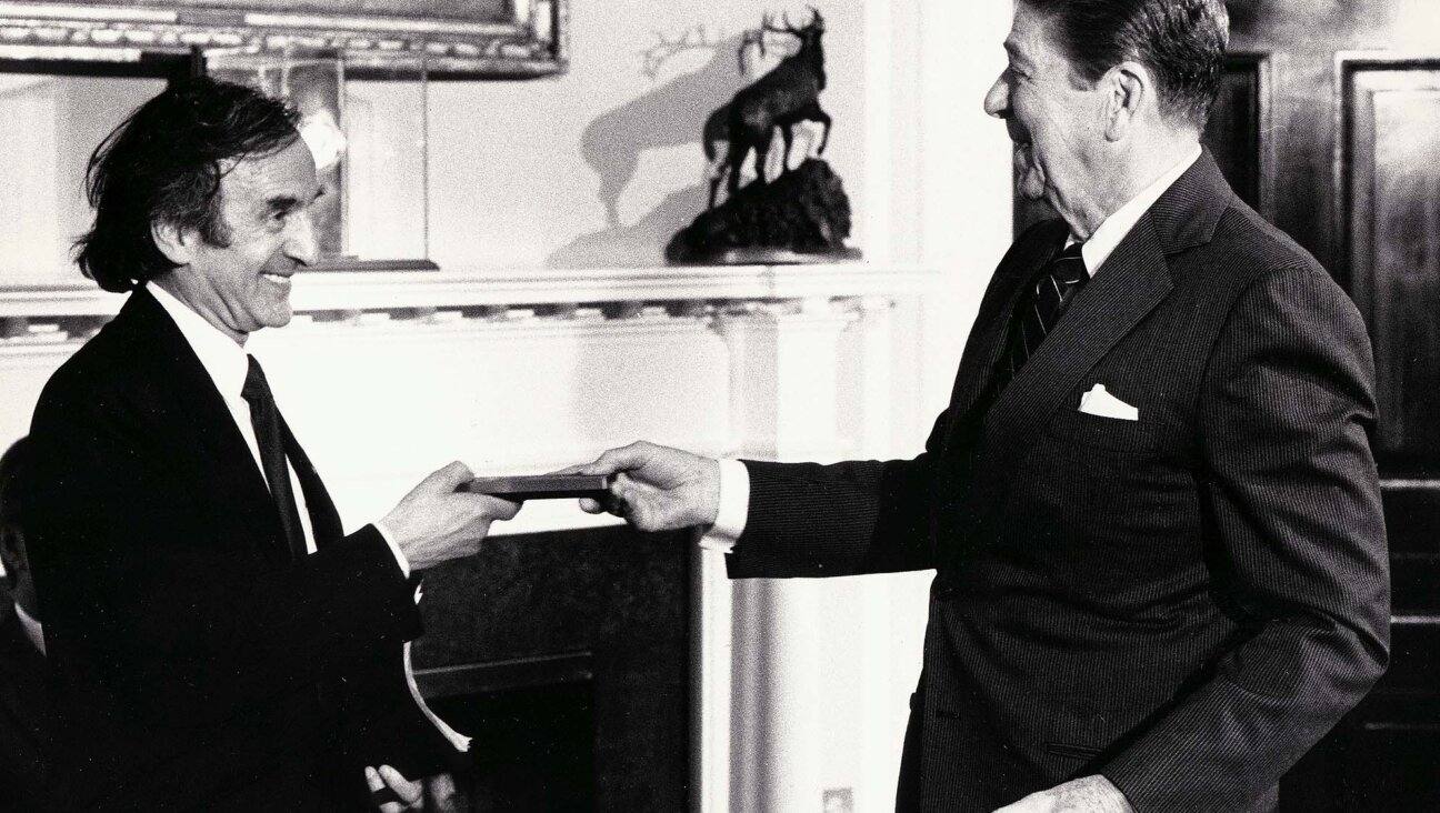  Elie Wiesel receives the Congressional Medal of Honor from US President Ronald Reagan, 1985.