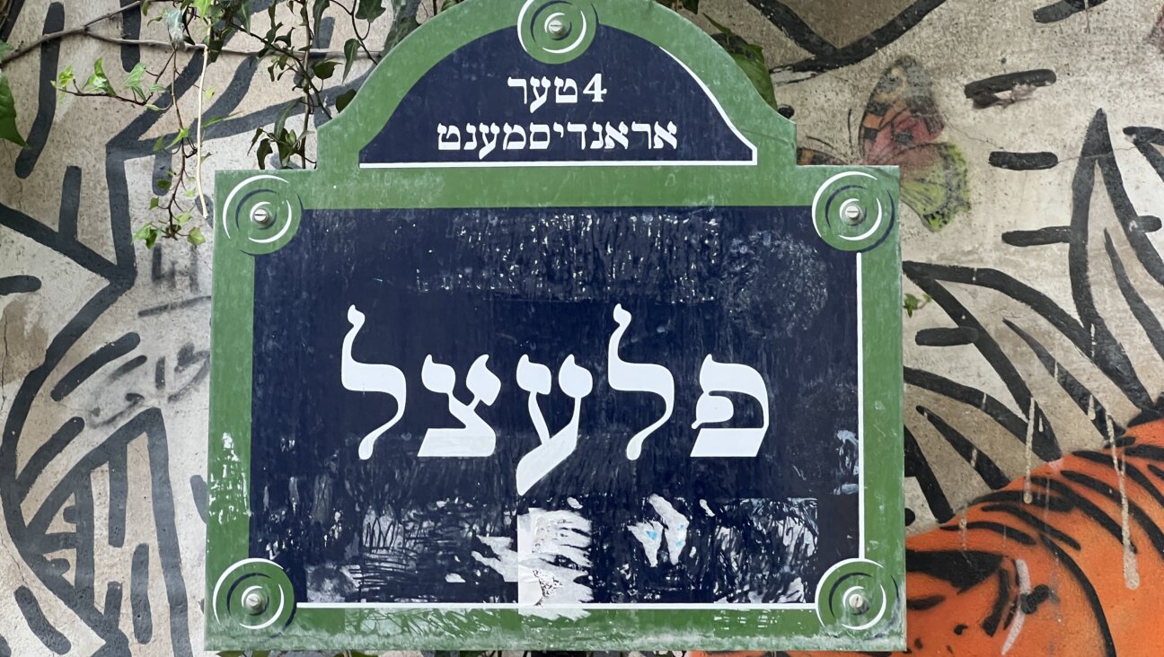 די שילד פֿונעם אַמאָליקן ייִדישן קוואַרטאַל אין פּאַריז, איידער זי איז נעלם געוואָרן
