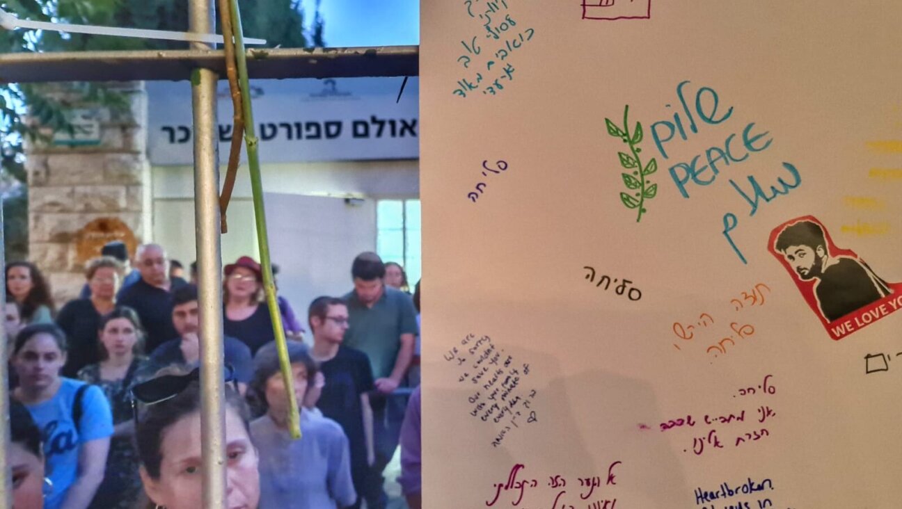 Mourners left notes at a gathering at Hersh Goldberg-Polin’s family synagogue in Jerusalem. Many of the messages used the Hebrew word for “sorry.”