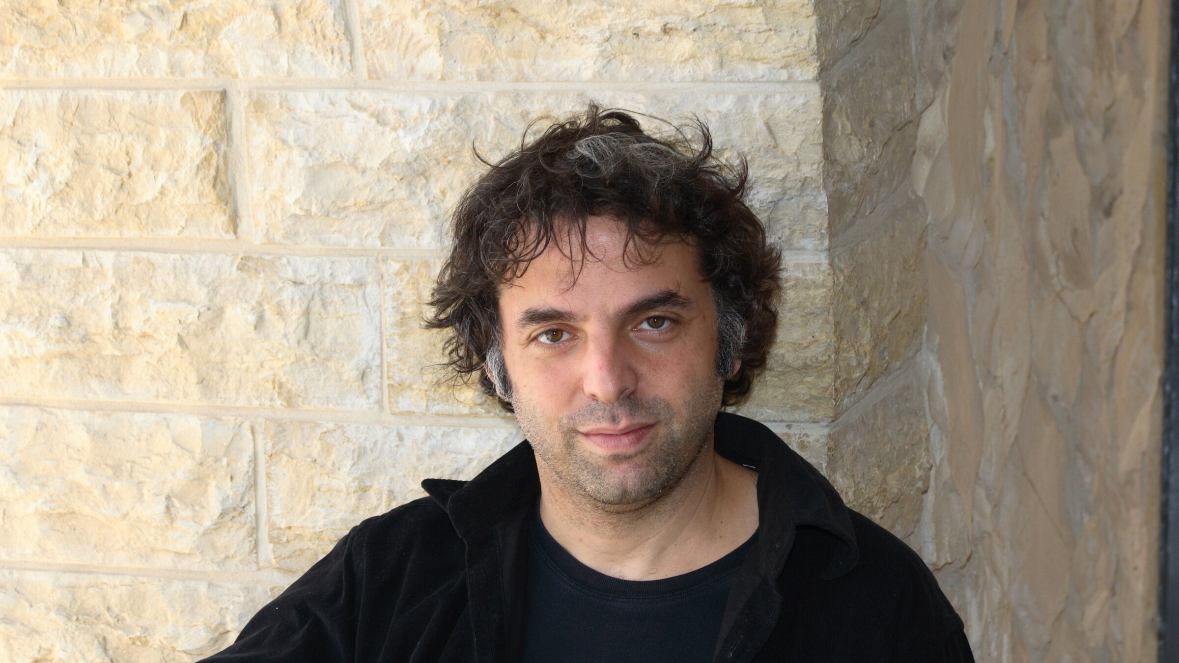 דער ישׂראלדיקער פֿאַנטאַזיע־שרײַבער אתגר קרת אין ירושלים אין 2008