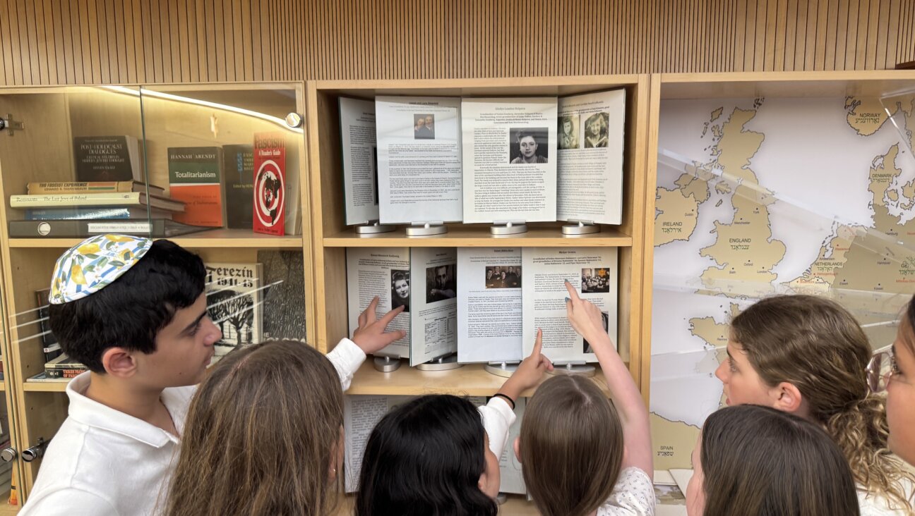 Students at the Ramaz Middle School visit the Holocaust library on Yom Hashoah, April 23, 2025