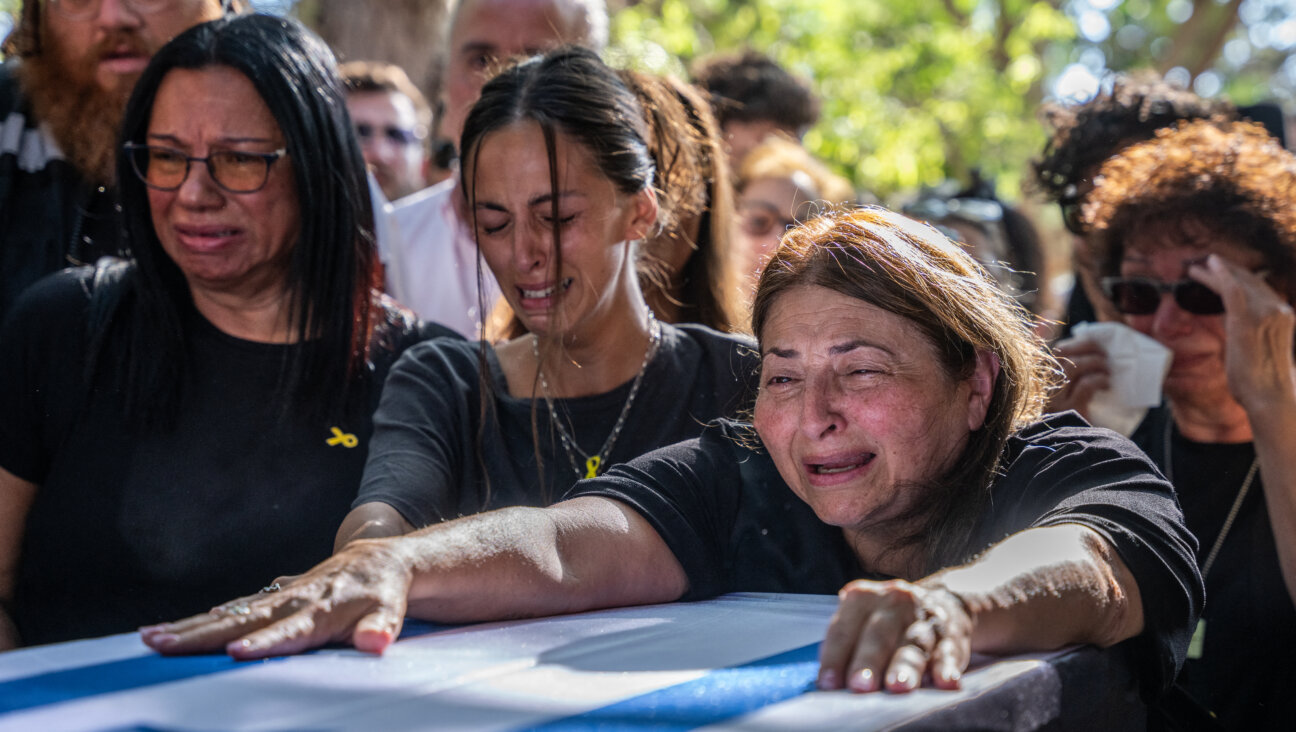 די מאַמע פֿונעם אומגעבראַכטן ישׂראלדיקן ערבֿניק עידן שטיבֿי
בעת זײַן לוויה אין כּפֿר מעס, דעם 1טן סעפּטענבער 2025
 