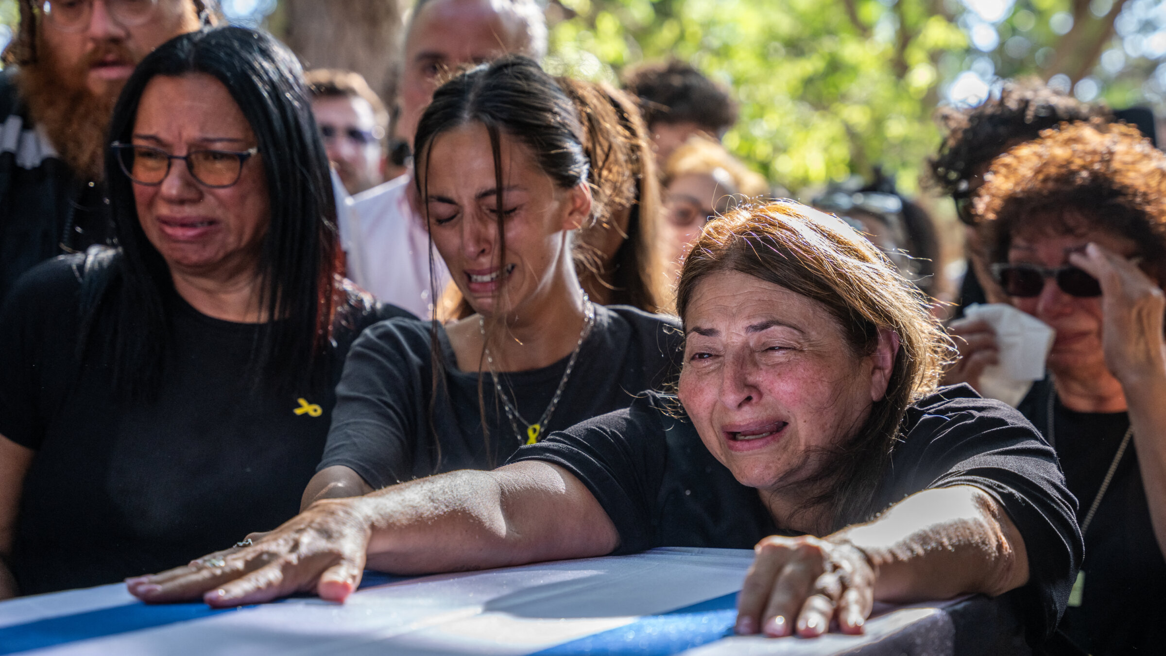 די מאַמע פֿונעם אומגעבראַכטן ישׂראלדיקן ערבֿניק עידן שטיבֿי
בעת זײַן לוויה אין כּפֿר מעס, דעם 1טן סעפּטענבער 2025