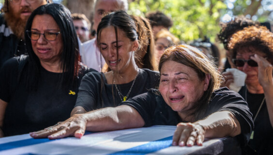 די מאַמע פֿונעם אומגעבראַכטן ישׂראלדיקן ערבֿניק עידן שטיבֿי
בעת זײַן לוויה אין כּפֿר מעס, דעם 1טן סעפּטענבער 2025. שטיבֿי איז דערמאָרדעט געוואָרן דעם 7טן אָקטאָבער 2023 און די פֿאַרגאַנגענע וואָך האָט מען אומגעקערט זײַן משפּחה זײַן געביין 
