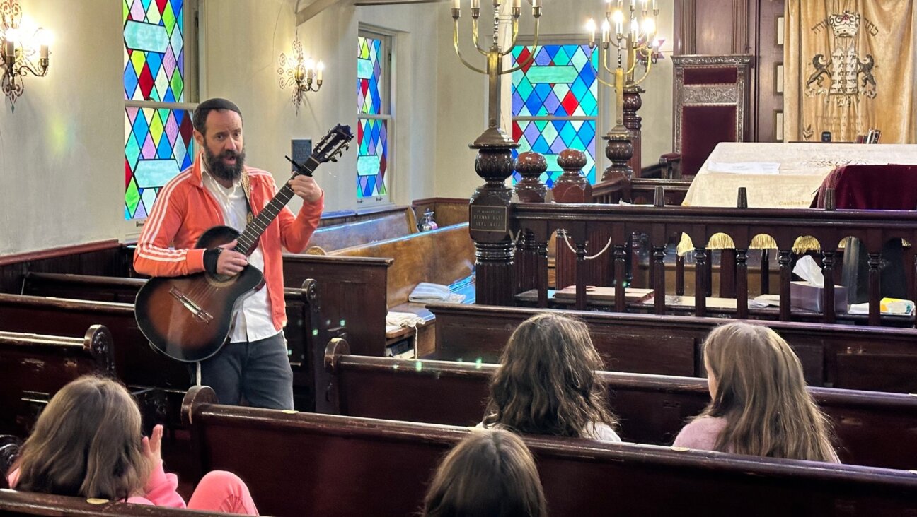 Yoni Kretzmer (standing) teaches the children at the Greenpoint Shul’s newly incorporated Hebrew school. 