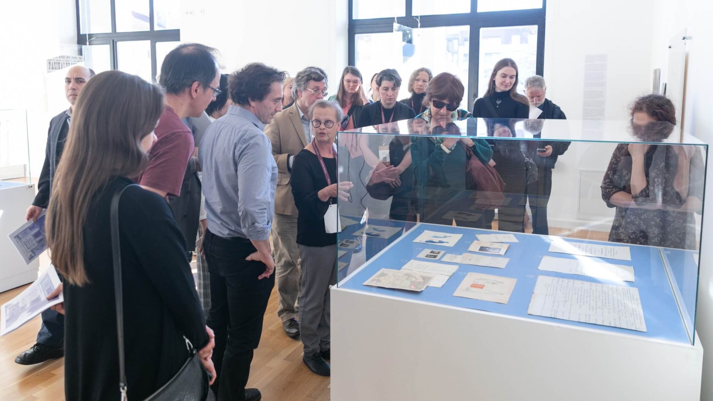 ד״ר לאַראַ לעמפּערטיענע ווײַזט אַ טייל פֿונעם עולם בײַ דער קאָנפֿערענץ מאַקס ווײַנרײַכס דאָקטאָר־דיפּלאָם און אַ בריוו פֿונעם זעקס־יאָריקן אוריאל ווײַנרײַך