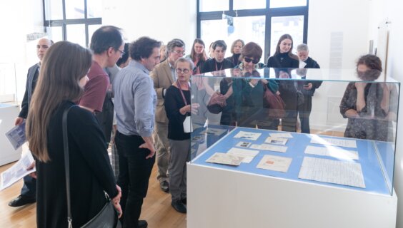 ד״ר לאַראַ לעמפּערטיענע ווײַזט אַ טייל פֿונעם עולם בײַ דער קאָנפֿערענץ מאַקס ווײַנרײַכס דאָקטאָר־דיפּלאָם און אַ בריוו פֿונעם זעקס־יאָריקן אוריאל ווײַנרײַך 