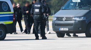 Police officers lead a suspected Hamas operative (3rd from left) from a helicopter to a police van. Yesterday, the Federal Prosecutor General had three suspected members of the Islamist terrorist organization Hamas arrested. The men will be brought before the Federal Court of Justice in Karlsruhe today. 