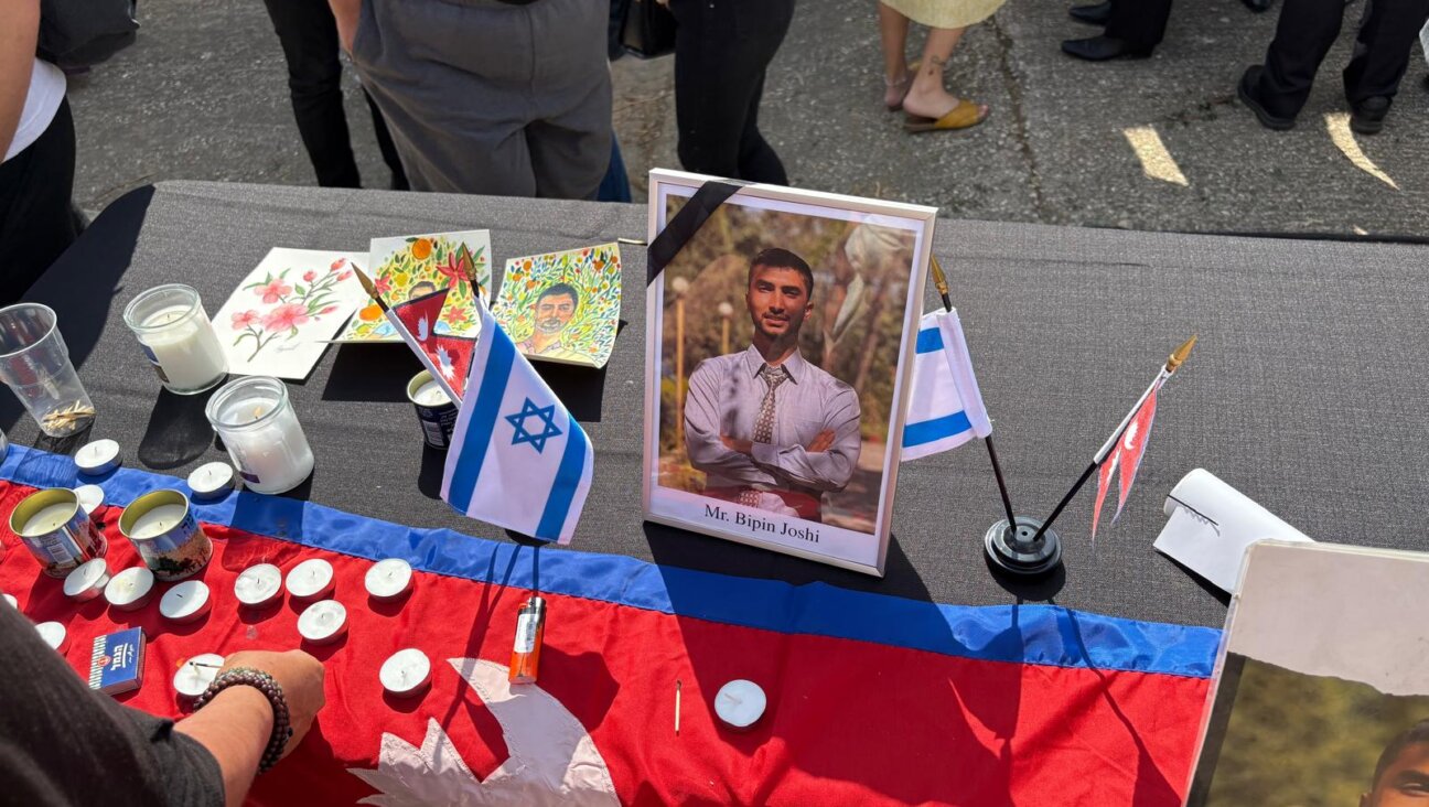 אַ פּאָרטרעט פֿון ביפּין דזשאָשי בעת דער הזכּרה־צערעמאָניע לעבן דעם פֿליפֿעלד אין בן־גוריון פֿליפֿעלד, איידער מע האָט געבראַכט זײַן אָרון קיין נעפּאַל, דעם 19טן אָקטאָבער
