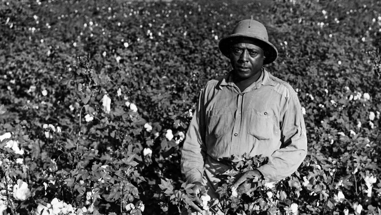 אַן אַפֿראָ־אַמעריקאַנער אַרבעטער אין אַ באַנוול־פֿעלד, בערך 1940