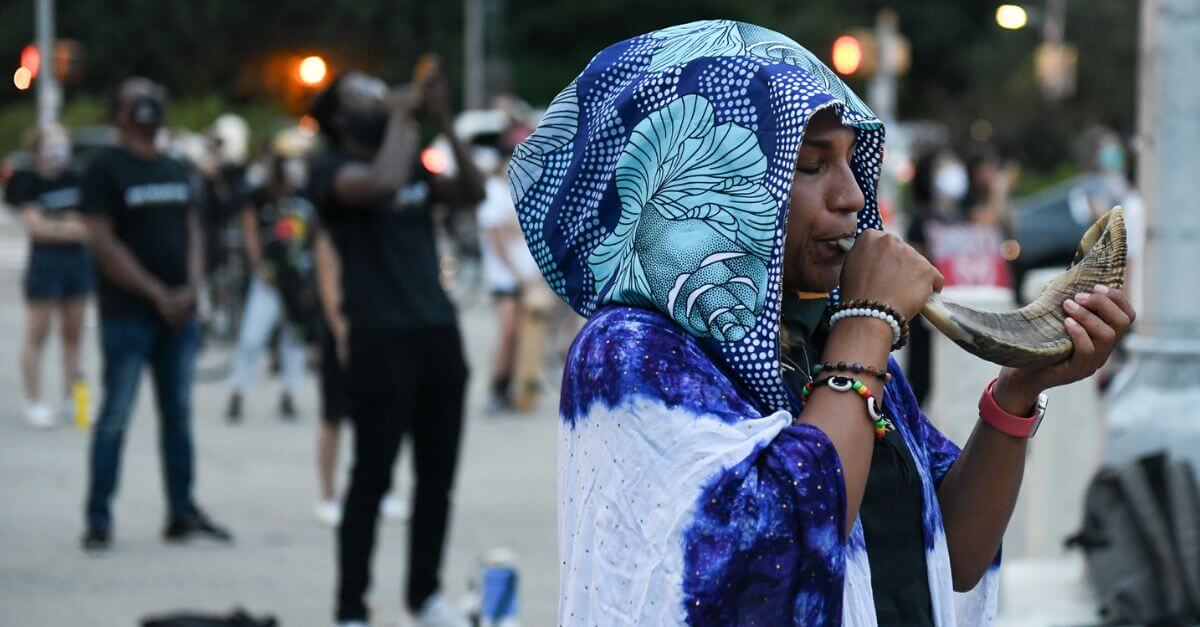A Black Jewish Liberation Collective member blows the shofar at a "40 Days of Teshuvah" event in 2020.