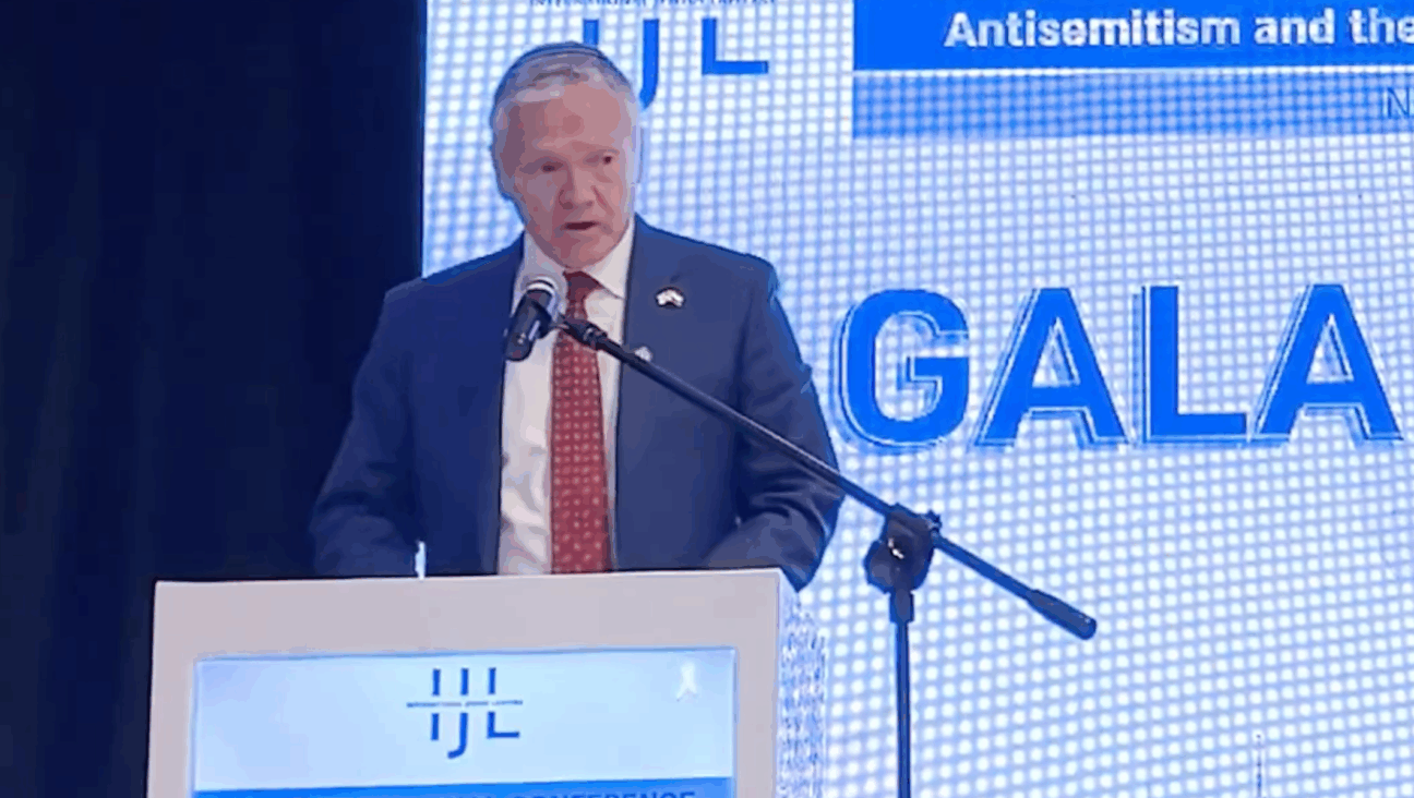 Thomas Rose, U.S. ambassador to Poland, speaks at the gala of the International Association of Jewish Lawyers and Jurists, Nov. 19, 2025. 