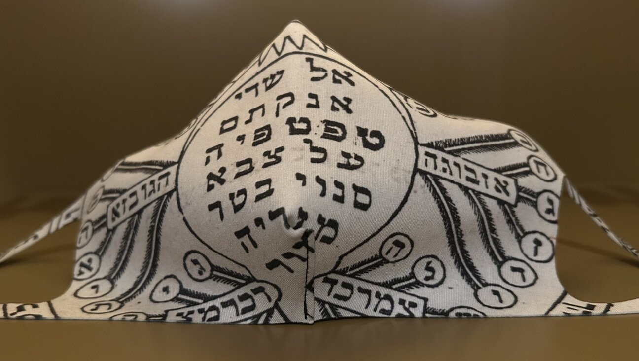 אַ מאַסקע וואָס איז גלײַכצײַטיק אַ קמיע מיט הייליקע אותיות, געשאַפֿן פֿון קען גאָלדמאַן  בעת דער קאָוויד־פּאַנדעמיע, 2020