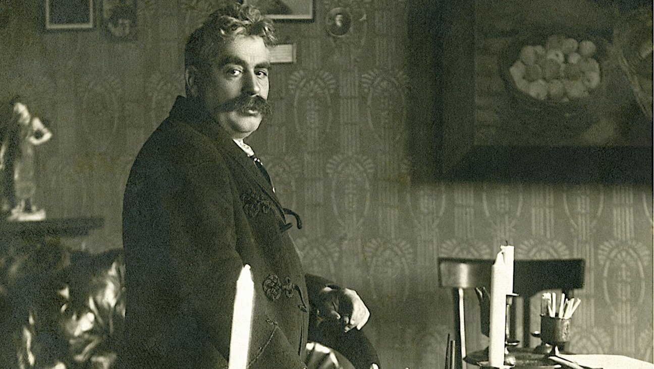 אינעם קאַטאַלאָג קען מען זען דאָס פּרעכטיקע בילד פֿון י. ל. פּרץ אין זײַן ליטעראַרישן סאַלאָן