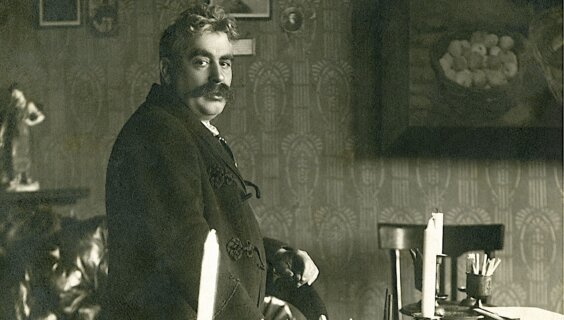 אינעם קאַטאַלאָג קען מען זען דאָס פּרעכטיקע בילד פֿון י. ל. פּרץ אין זײַן ליטעראַרישן סאַלאָן