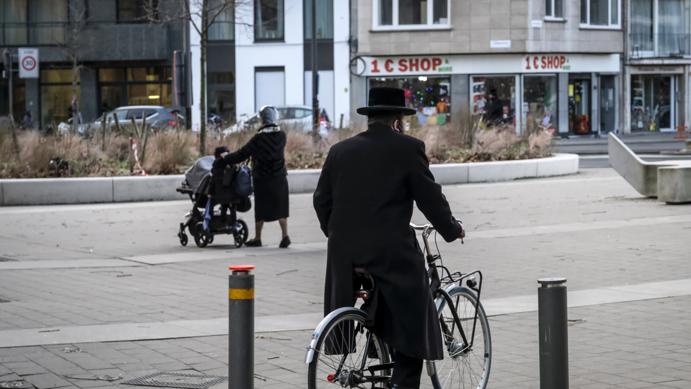 די חסידים אין אַנטווערפּן פֿאָרן אומעטום אויף ביציקלען