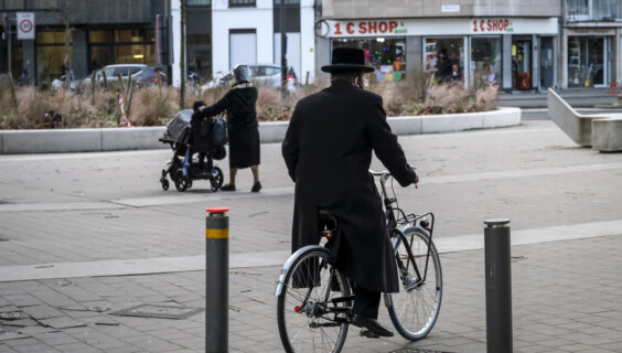 די חסידים אין אַנטווערפּן פֿאָרן אומעטום אויף ביציקלען