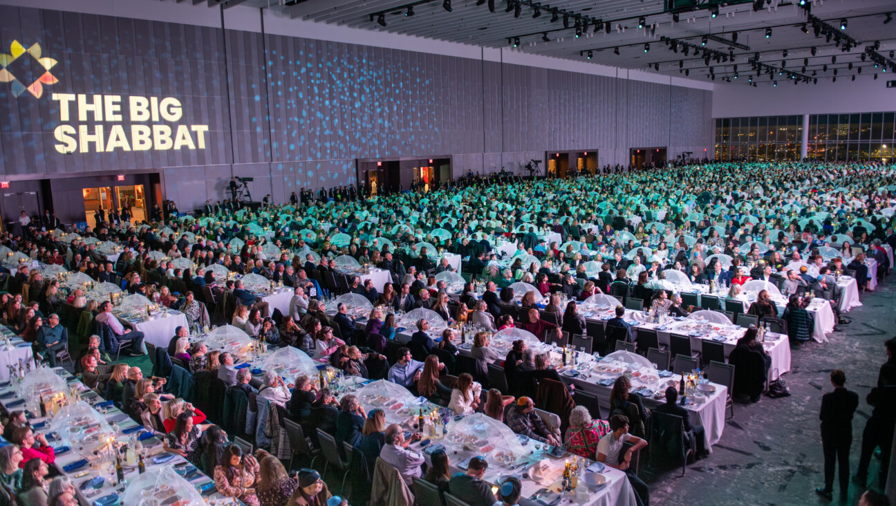 Nearly 3,000 Jews packed into the Javits Conference Center in an attempt to break the world record for largest Shabbat. 