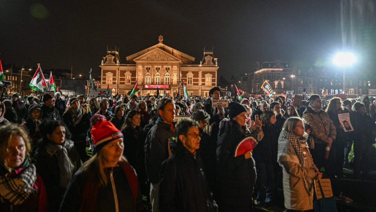 Authorities intervene outside a concert venue in Amsterdam, on Dec. 14, 2025, during a Hanukkah performance by Israeli vocalist Shai Abramson.