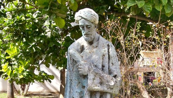 אַ סטאַטוע פֿון שלמה אבן גבירול, אין מאַלאַגע, שפּאַניע. אבן גבֿירולס היימישע שמועס־שפּראַך איז געווען אַראַביש, אַ בײַשפּיל פֿון אַשכּנזיש־ספֿרדישע פֿאַרבינדונגען. 
