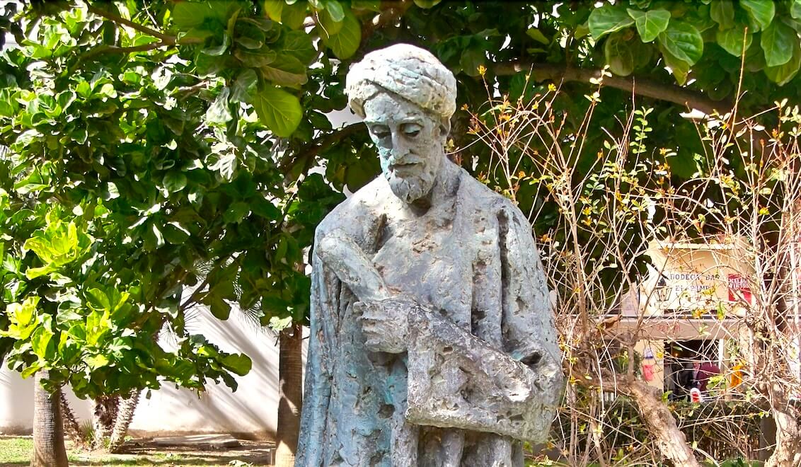 אַ סטאַטוע פֿון שלמה אבן גבירול, אין מאַלאַגע, שפּאַניע. אבן גבֿירולס היימישע שמועס־שפּראַך איז געווען אַראַביש, אַ בײַשפּיל פֿון אַשכּנזיש־ספֿרדישע פֿאַרבינדונגען. 
