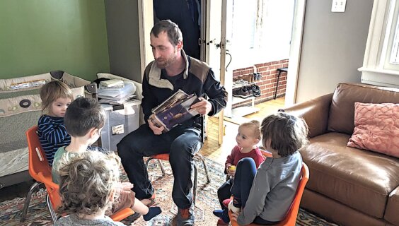 נפֿתּלי איידלמאַן, דער אָנפֿירער פֿון דער ייִדיש־שפּראַכיקער טאָגהיים „ענגע־בענגע“, פֿירט אַ שמועס מיט די קינדער