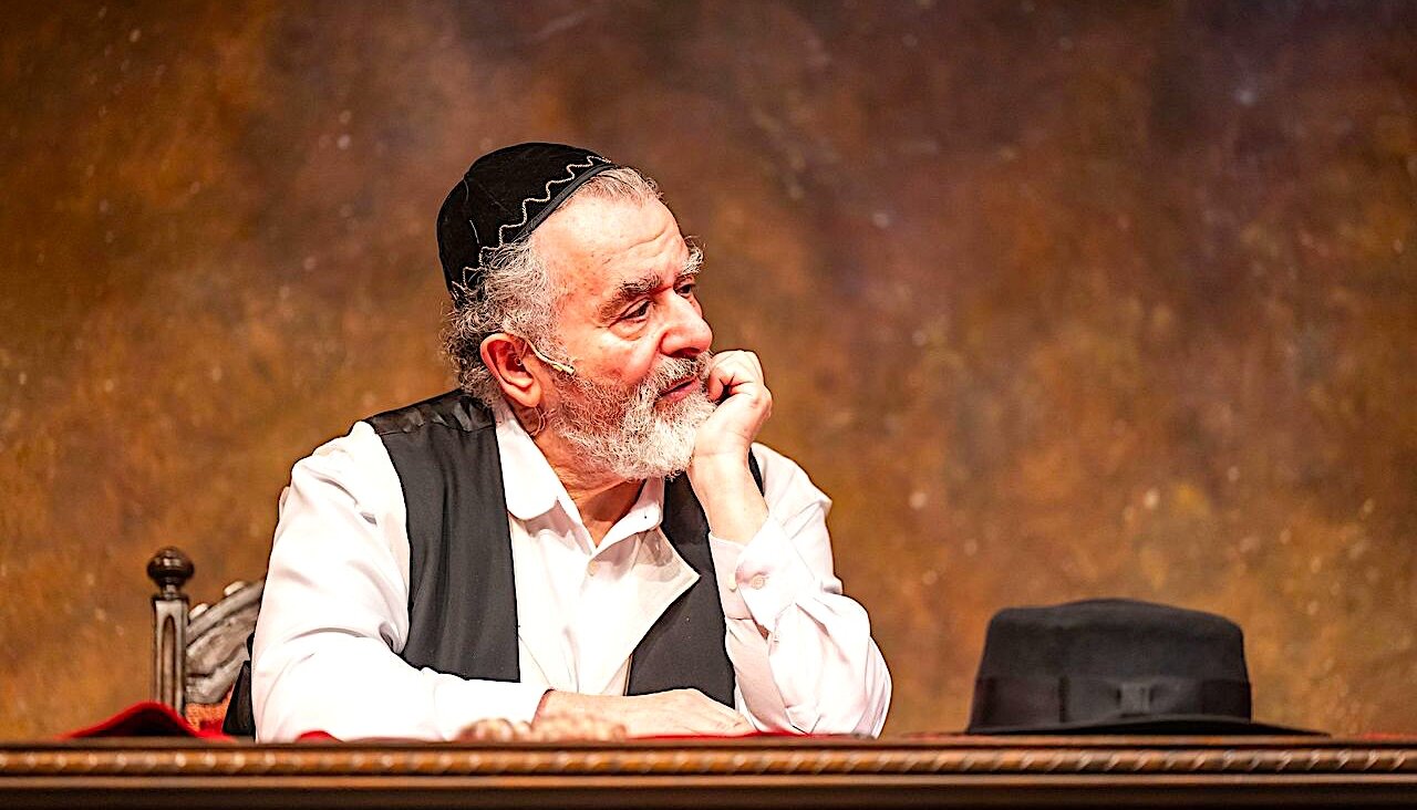 סאָל רובינעק אין דער ראָלע פֿון אַן אַקטיאָר וואָס שפּילט שײַלאָק אויף דער בינע