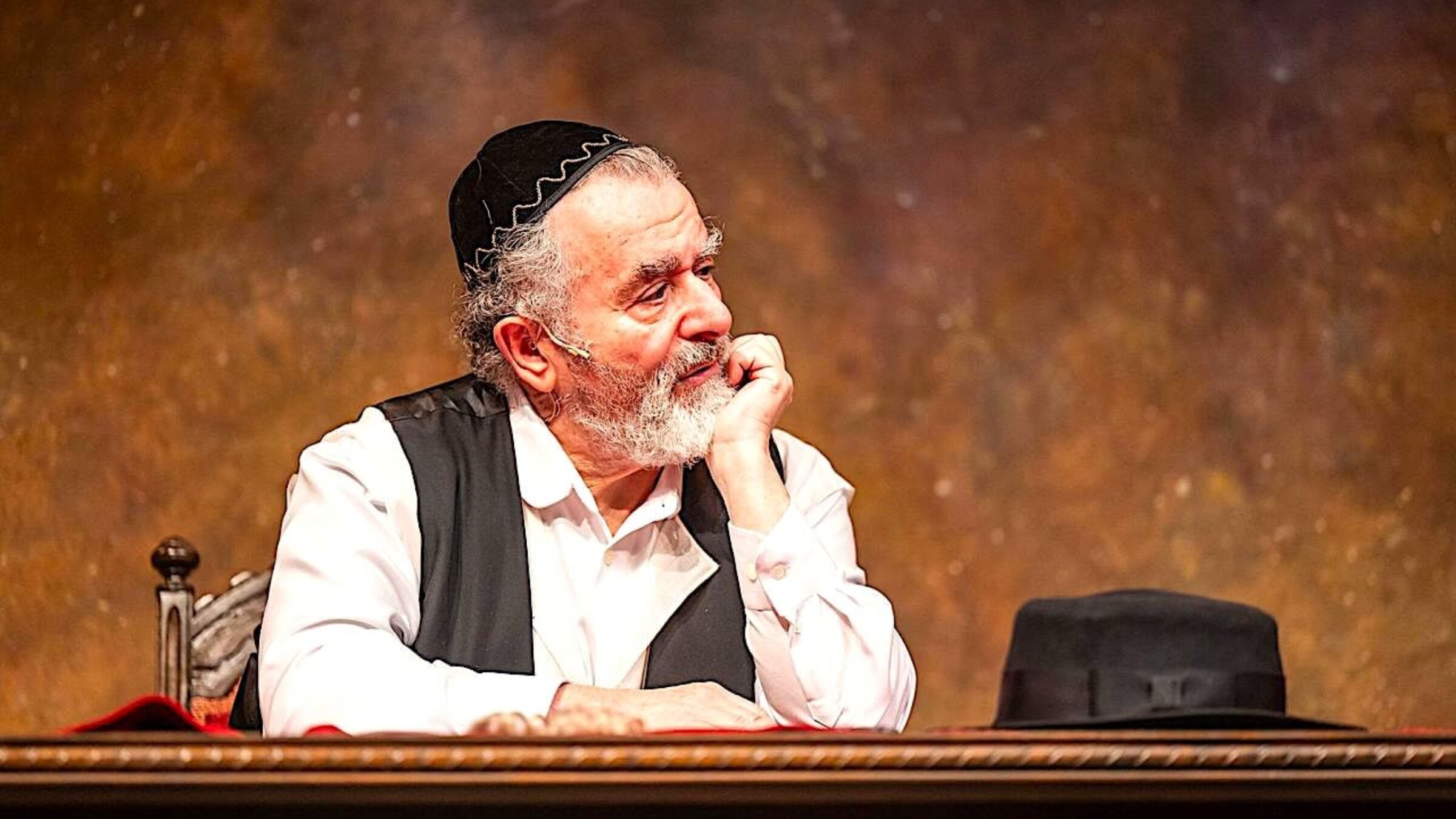 סאָל רובינעק אין דער ראָלע פֿון אַן אַקטיאָר וואָס שפּילט שײַלאָק אויף דער בינע