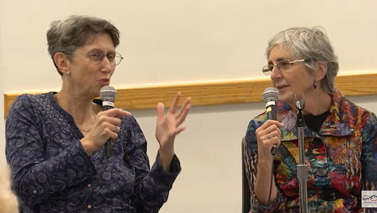 וויווי לאַקס (לינקס) רעדט מיט שבֿע צוקער וועגן דער אַמאָליקער ייִדישער פּרעסע אין לאָנדאָן