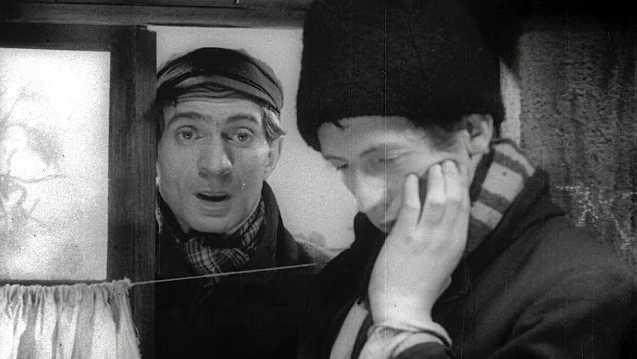 The comic duo Dzigan and Schumacher in a scene of the film 