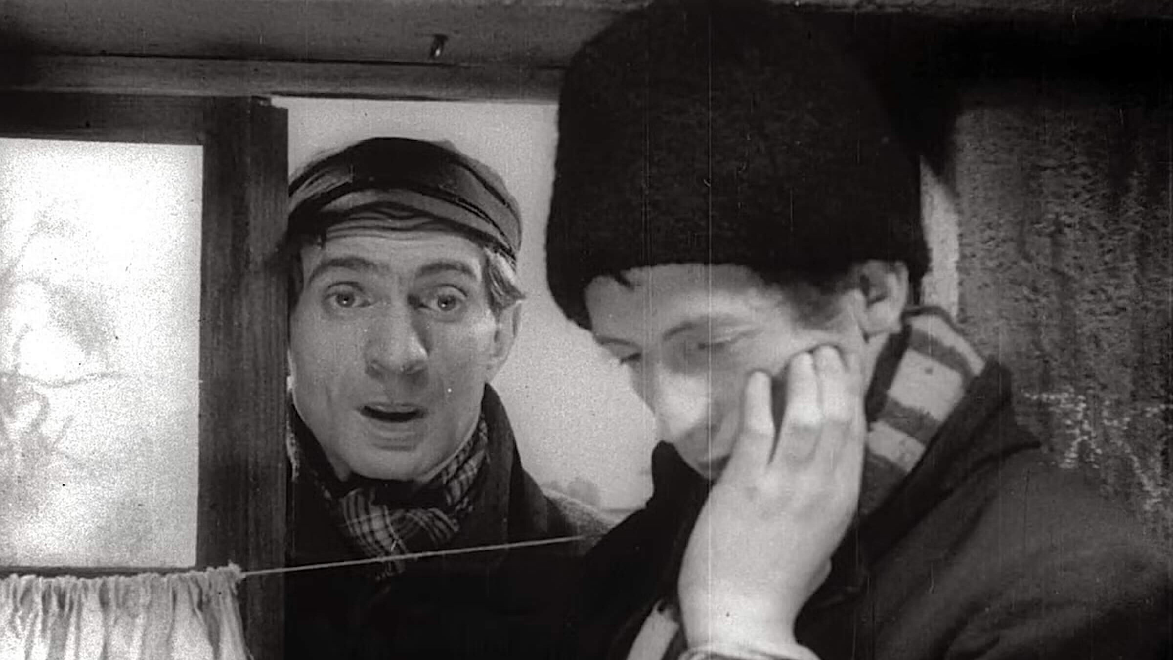 The comic duo Dzigan and Schumacher in a scene of the film.