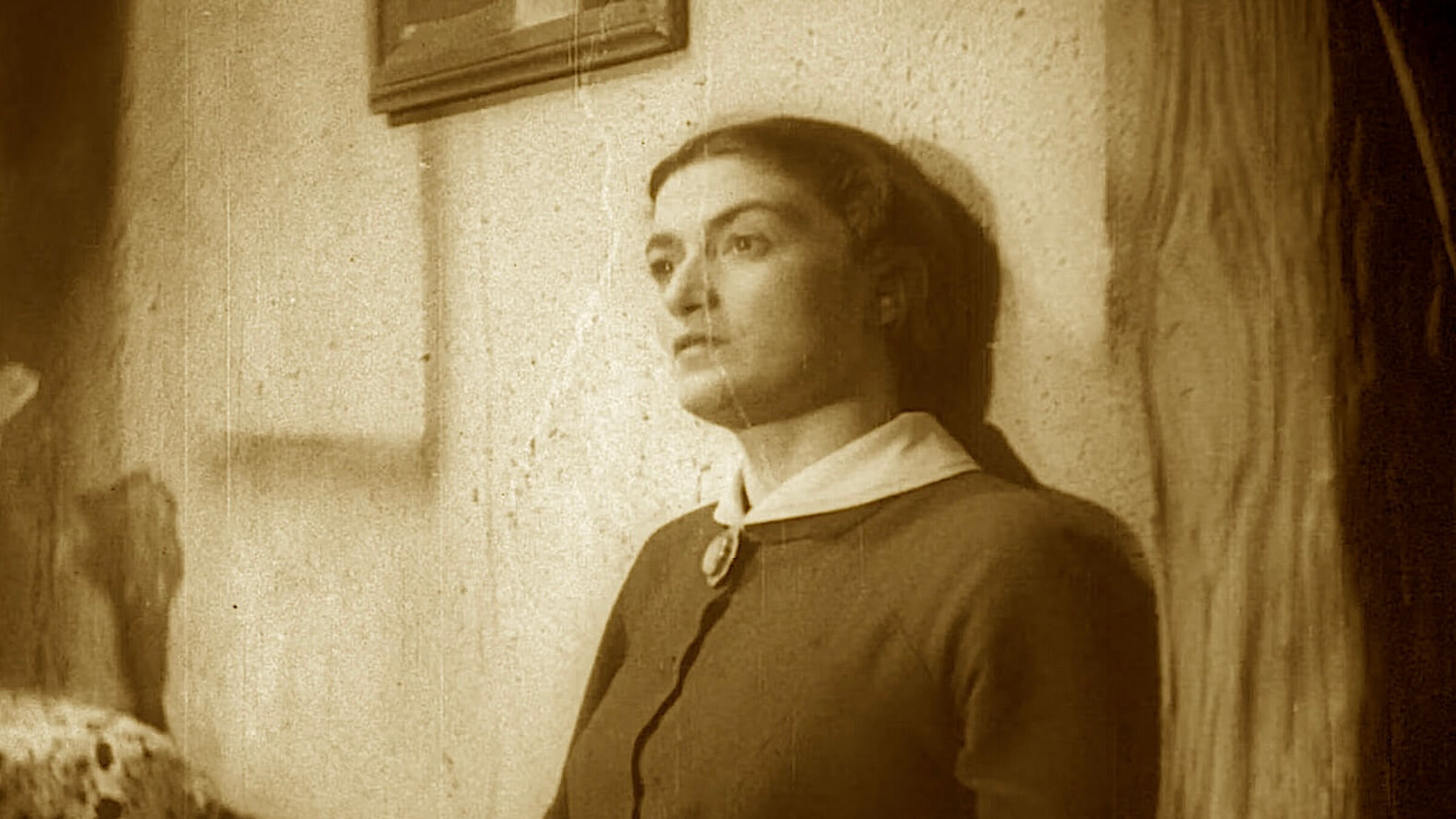 רחל האָלצער אין דער ראָלע פֿון אסתּר אינעם פֿילם „על חטא“ (1936)