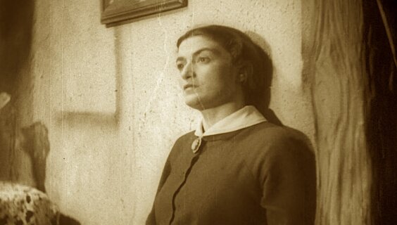 רחל האָלצער אין דער ראָלע פֿון אסתּר אינעם פֿילם „על חטא“ (1936)